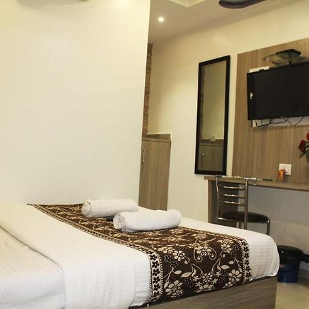 Hotel Time Gold Near Domestics Airport ムンバイ エクステリア 写真