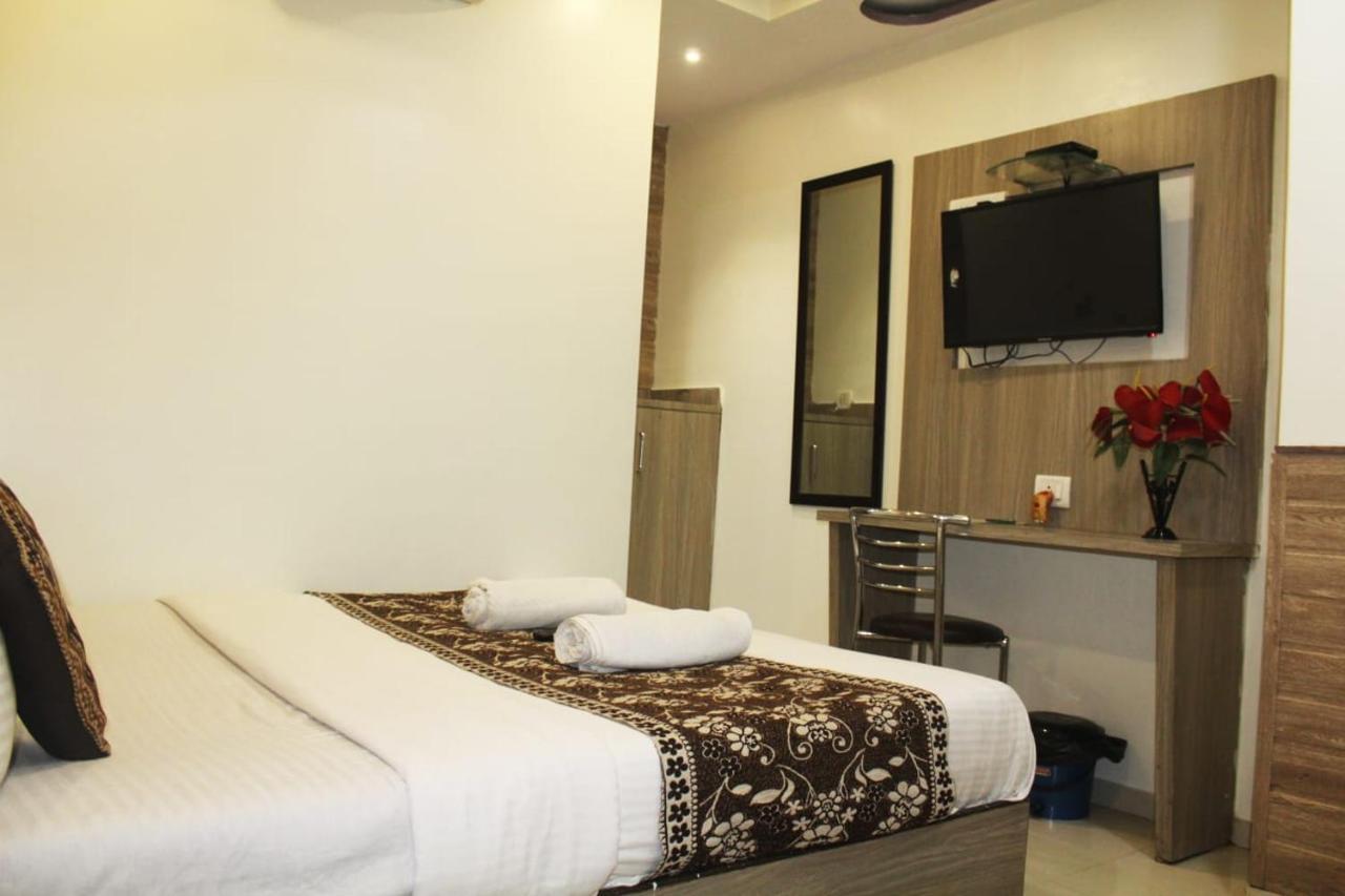 Hotel Time Gold Near Domestics Airport ムンバイ エクステリア 写真