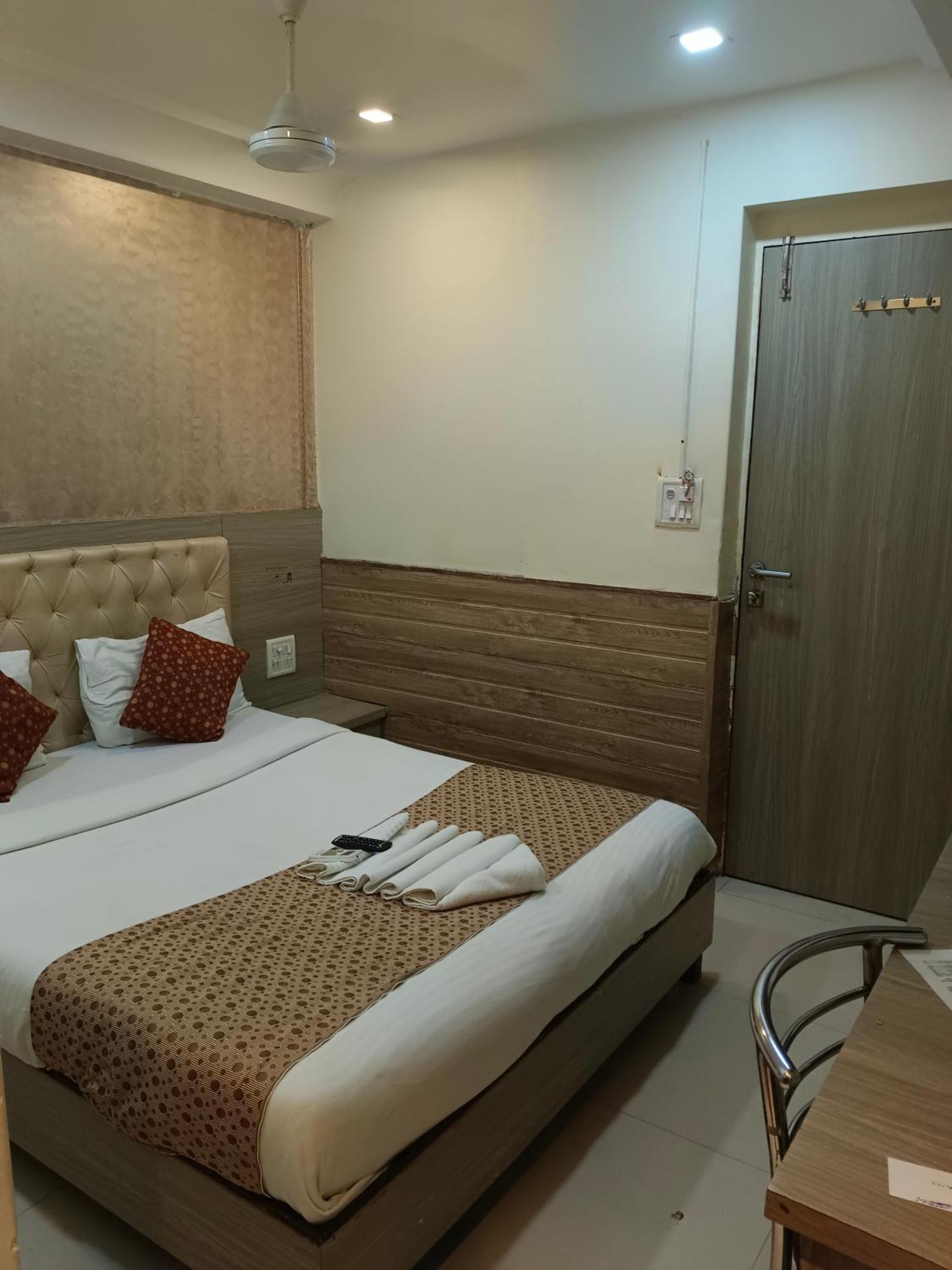 Hotel Time Gold Near Domestics Airport ムンバイ エクステリア 写真