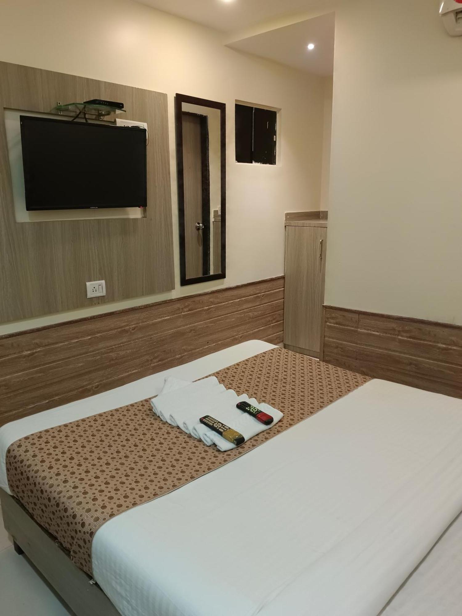 Hotel Time Gold Near Domestics Airport ムンバイ エクステリア 写真