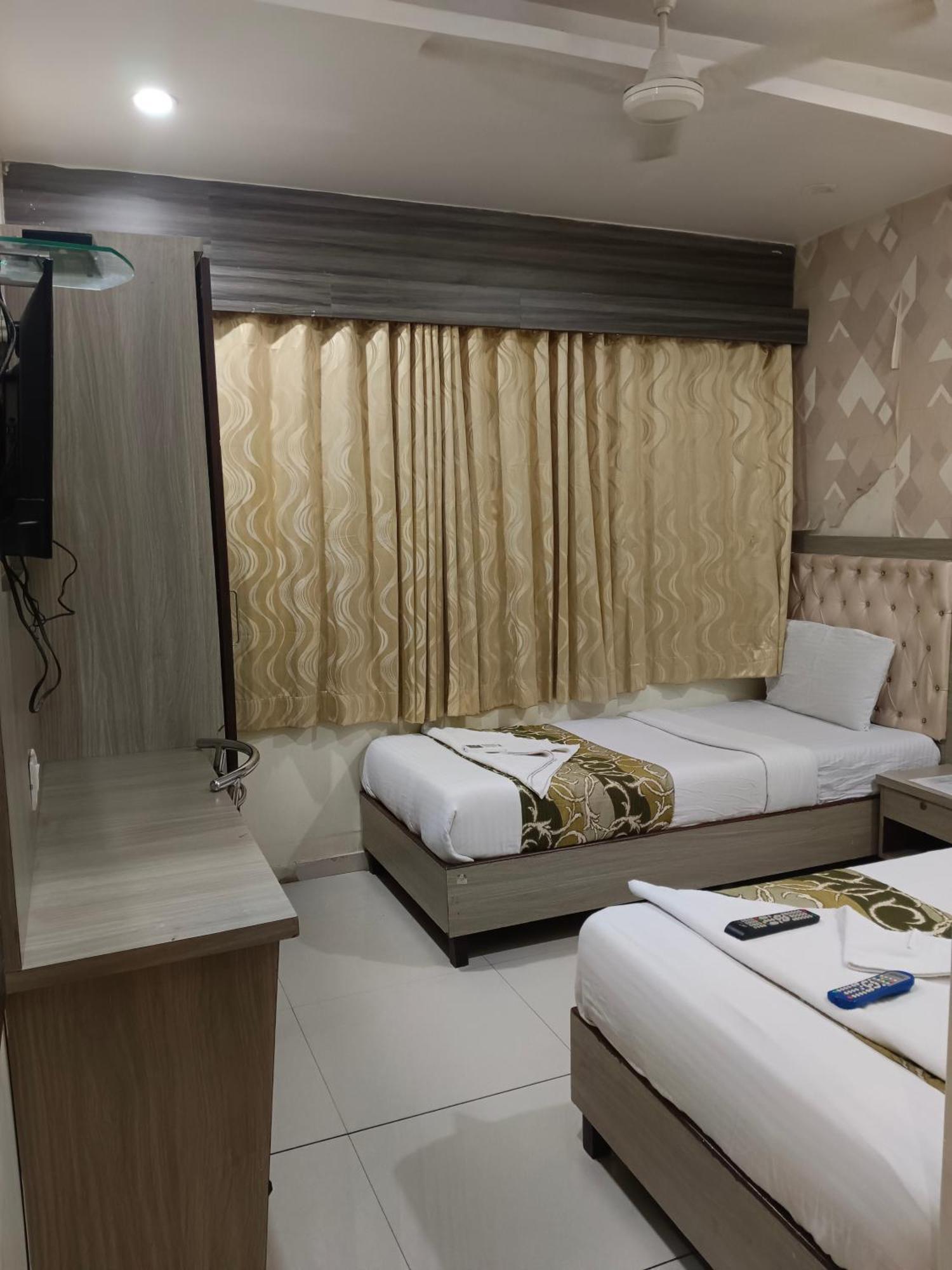 Hotel Time Gold Near Domestics Airport ムンバイ エクステリア 写真